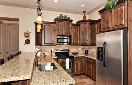 St. George House | Coral Vista Suite Resort Pools BBQ Fireplace Jacuzzi Tub A9