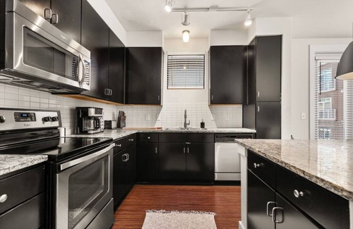 Barton Heights Apartment | Corner Loft 2BR Downtown Lake · Rooftop · Pool Gym
