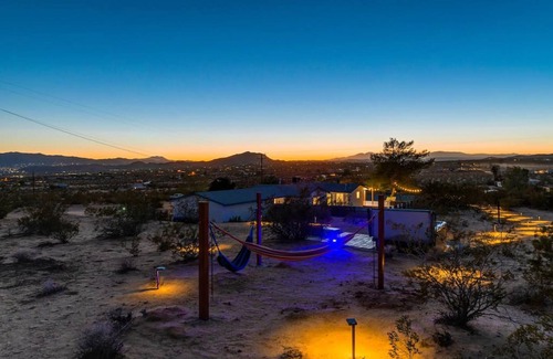Joshua Tree House | Cosmic Wave - Mountain Views Spa Fenced Yard