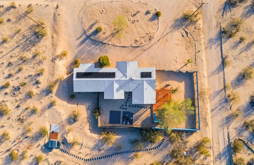 Joshua Tree House | Cosmic Wave - Mountain Views Spa Fenced Yard