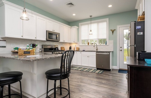 Arundel Cottage | Costal retreat in gated community with fireplace, wifi, pool, gym & game room
