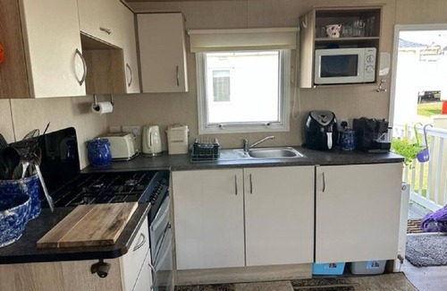 Kessingland House | Cosy 6 berth caravan with side decking at Kessingland Beach, Suffolk ref 90031SV