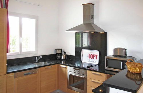 La Rouviere Apartment | Cosy apartment for 6 guests with WIFI, pool, A/C, TV, patio and pets allowed