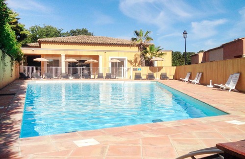 La Rouviere Apartment | Cosy apartment for 6 guests with WIFI, pool, A/C, TV, patio and pets allowed