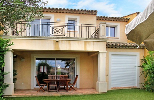 La Rouviere Apartment | Cosy apartment for 6 guests with WIFI, pool, A/C, TV, patio and pets allowed
