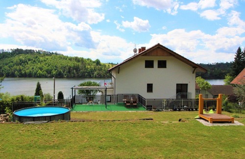 Zupanovice Apartment | Cosy apartment for 2 guests with WIFI, pool, TV, patio and pets allowed