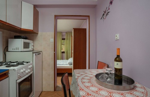 Kastelir Apartment | Cosy apartment for 2 people with WIFI, pool, TV and terrace