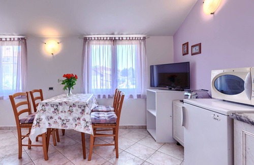Valdebek Apartment | Cosy apartment for 4 guests with WIFI, A/C, TV, terrace and pets allowed