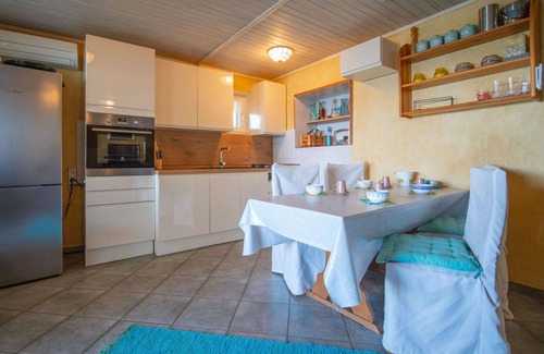 Senj Apartment | Cosy apartment for 4 people with A/C, WIFI, TV, terrace and pets allowed