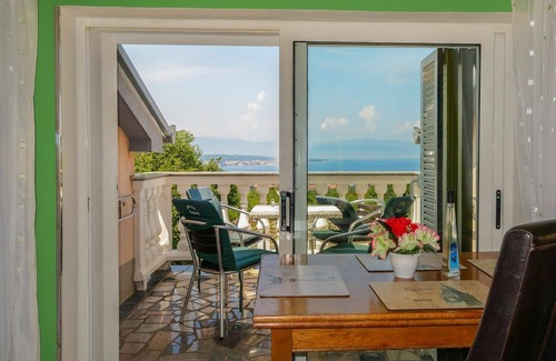 Marsici Apartment | Cosy apartment for 6 guests with WIFI, A/C, TV, patio and pets allowed
