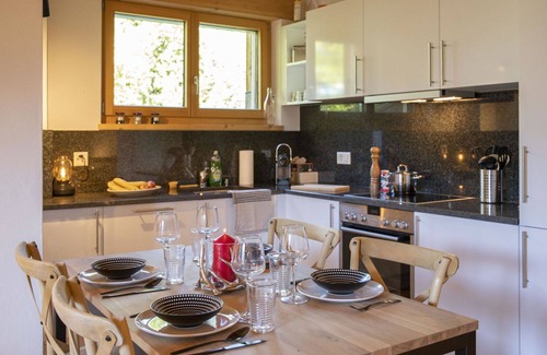 Chesieres Apartment | Cosy apartment for 6 guests with hot tub, WIFI and balcony
