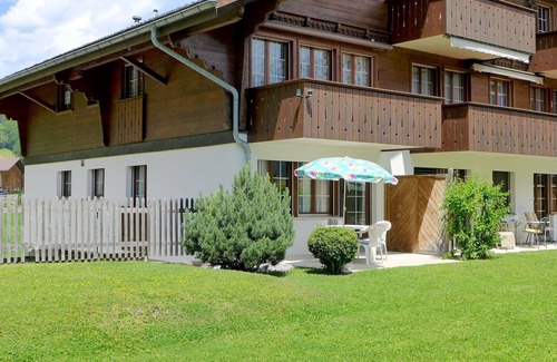 Zweisimmen Apartment | Cosy apartment for 4 guests with WIFI, TV and terrace