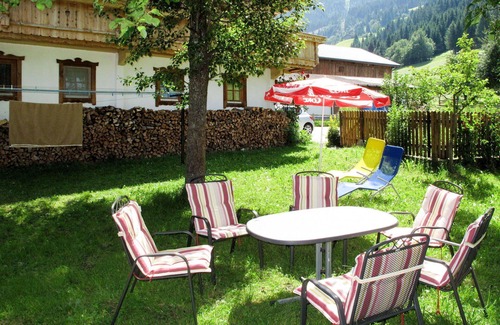 Hainzenberg Villa | Cosy apartment in villa for 12 guests with WIFI, TV, patio, panoramic view and parking