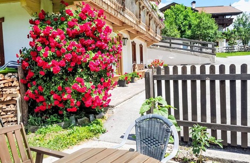 Hainzenberg Villa | Cosy apartment in villa for 12 guests with WIFI, TV, patio, panoramic view and parking