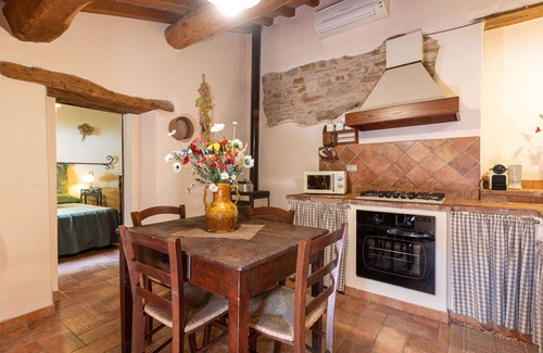 Poggi del Sasso Villa | Cosy apartment in villa for 2 guests with pool, A/C, WIFI, TV, patio and pets allowed