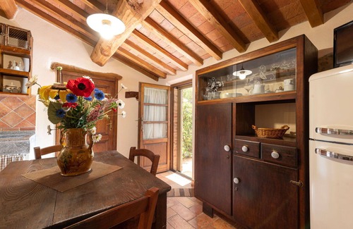 Poggi del Sasso Villa | Cosy apartment in villa for 2 guests with pool, A/C, WIFI, TV, patio and pets allowed