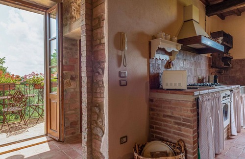 Sasso dʼOmbrone Villa | Cosy apartment in villa with A/C, pool, WIFI, TV, patio, pets allowed and panoramic view