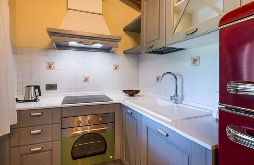 Castagneto Carducci Villa | Cosy apartment in villa for 4 people with A/C, pool, WIFI, TV, patio and pets allowed