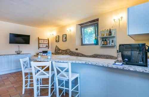 Castagneto Carducci Villa | Cosy apartment in villa for 4 people with A/C, pool, WIFI, TV, patio and pets allowed
