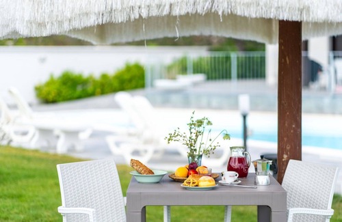 Citta Sant'Angelo Villa | Cosy apartment in villa for 4 guests with WIFI, pool, A/C, TV, patio and pets allowed