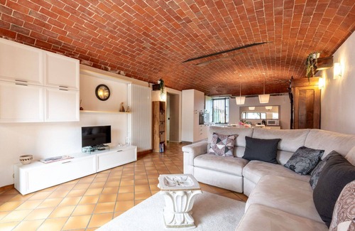 Castell'Alfero Apartment | Cosy apartment for 4 people with pool, WIFI, TV, patio and pets allowed