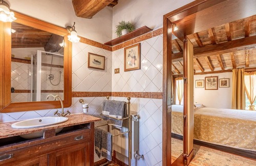Buggiano Villa | Cosy apartment in villa with WIFI, A/C, pool, TV, patio, pets allowed, panoramic view and parking
