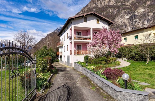 Novate Mezzola Apartment | Cosy apartment for 6 guests with WIFI, TV, patio and pets allowed