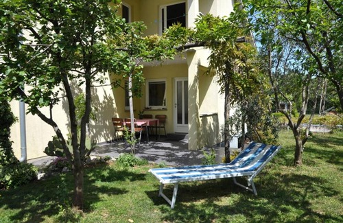 Vinez Apartment | Cosy Apt In A Quiet Neighbourhood