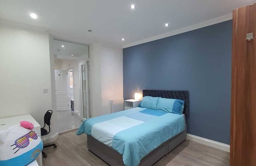 St. Pancras and Somers Town Apartment | Cosy Entire Home Kingscross Central London