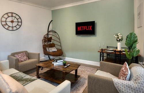 Leeds Apartment | Cosy Home ,Pets Welcome, Sleeps 8,Parking