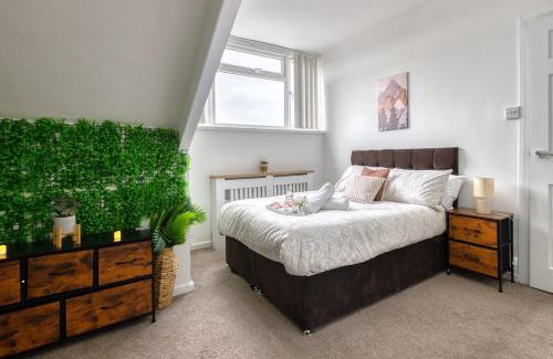 Leeds Apartment | Cosy Home ,Pets Welcome, Sleeps 8,Parking