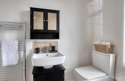 Leeds Apartment | Cosy Home ,Pets Welcome, Sleeps 8,Parking