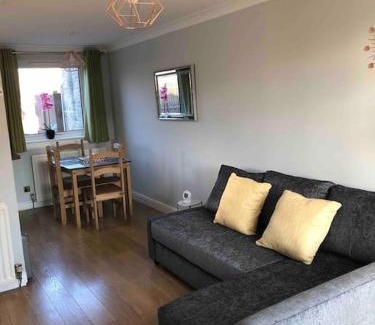 Pitcorthie House | Cosy Home with Free Parking Near Edinburgh St Andrews M90 & Amazon