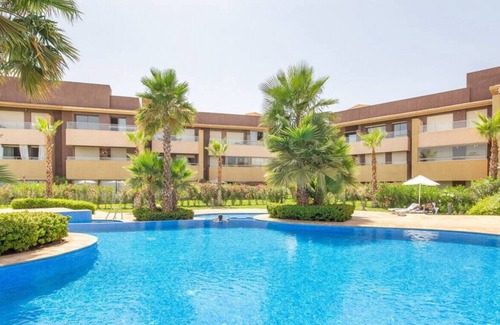 Menara Condo | Cosy - Jardin Privée - Vue Piscine - Wifi