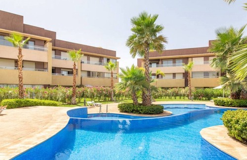 Menara Condo | Cosy - Jardin Privée - Vue Piscine - Wifi