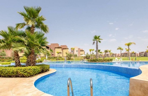 Menara Condo | Cosy - Jardin Privée - Vue Piscine - Wifi