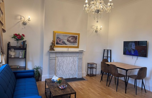 Charlton Apartment | Cosy London Apartment with Two Bedrooms sleeps 4