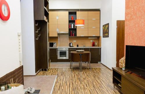 Nepszinhaz negyed Apartment | Cosy nest close to Blaha sqr