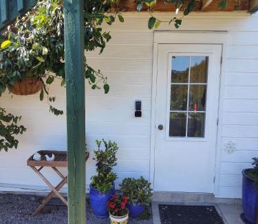 Whakamarama Apartment | Cosy Orchard Loft - Breakfast included