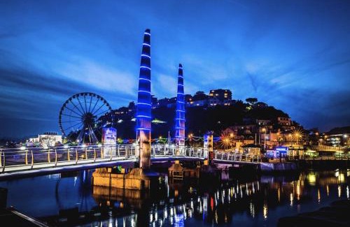 Torquay City Centre Boat Rental | Cosy, Romantic, Fun Yacht Getaway, Torquay, England
