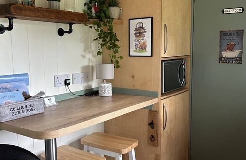 Alness Cabin | Cosy Shepherds Hut in the Scottish Highlands with hot tub (pet friendly)