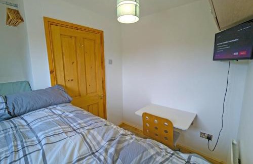 Bromley Cross House | Cosy Single Room l Smart TV l 5 Minute Walk from Train Station