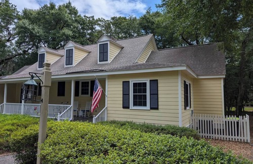 Murrells Inlet Cottage | Cottage Beneath the Branches in Wachesaw-golf/pool/beach