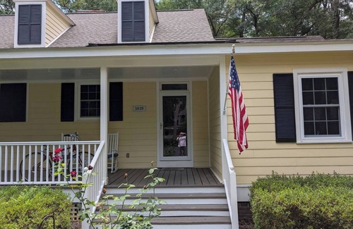 Murrells Inlet Cottage | Cottage Beneath the Branches in Wachesaw-golf/pool/beach