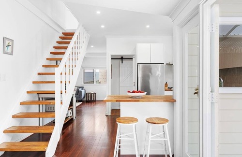 South Fremantle House | Cottage by the Beach - Close to South Terrace, Walk to Madalenas