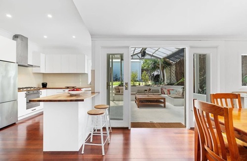 South Fremantle House | Cottage by the Beach - Close to South Terrace, Walk to Madalenas