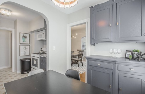 Crestwood House | Cottage In The City