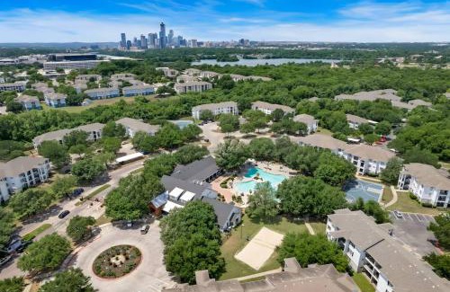 Pleasant Valley Apartment | Courts Pool PingPong | Ideal for ACL + F1 Fans