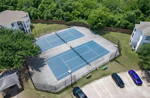 Pleasant Valley Apartment | Courts Pool PingPong | Ideal for ACL + F1 Fans