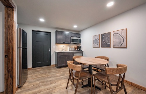 Thayerville Hotel | Cove Creek Lodge: 109 Lakeside Executive King Suite